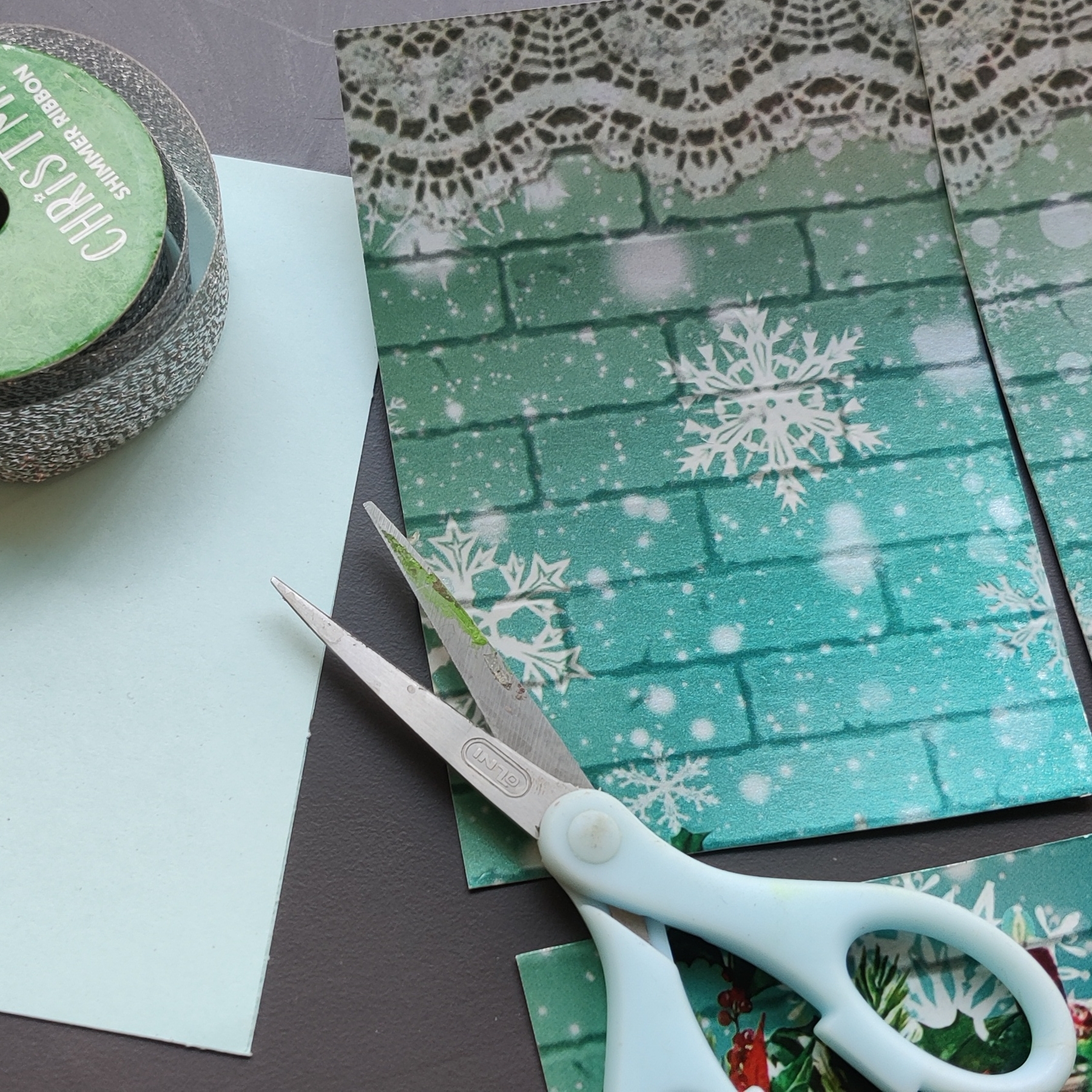 Adding Snow Texture to your Christmas Cards with Modeling Paste